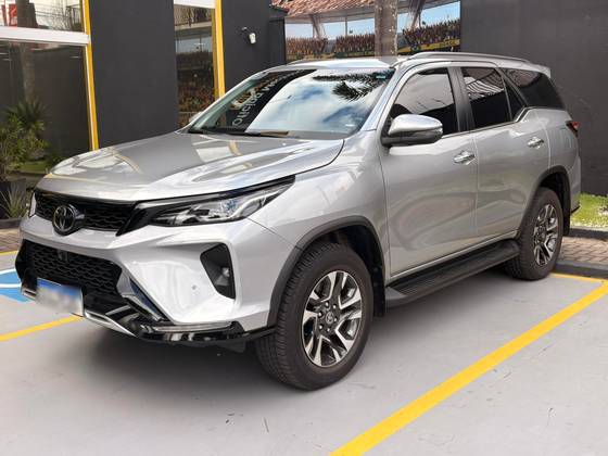 TOYOTA HILUX SW4 2.8 D-4D TURBO DIESEL SRX PLATINUM 7L 4X4 AUTOMÁTICO TOYOTA HILUX SW4 2.8 D-4D TURBO DIESEL SRX PLATINUM 7L 4X4 AUTOMÁTICO